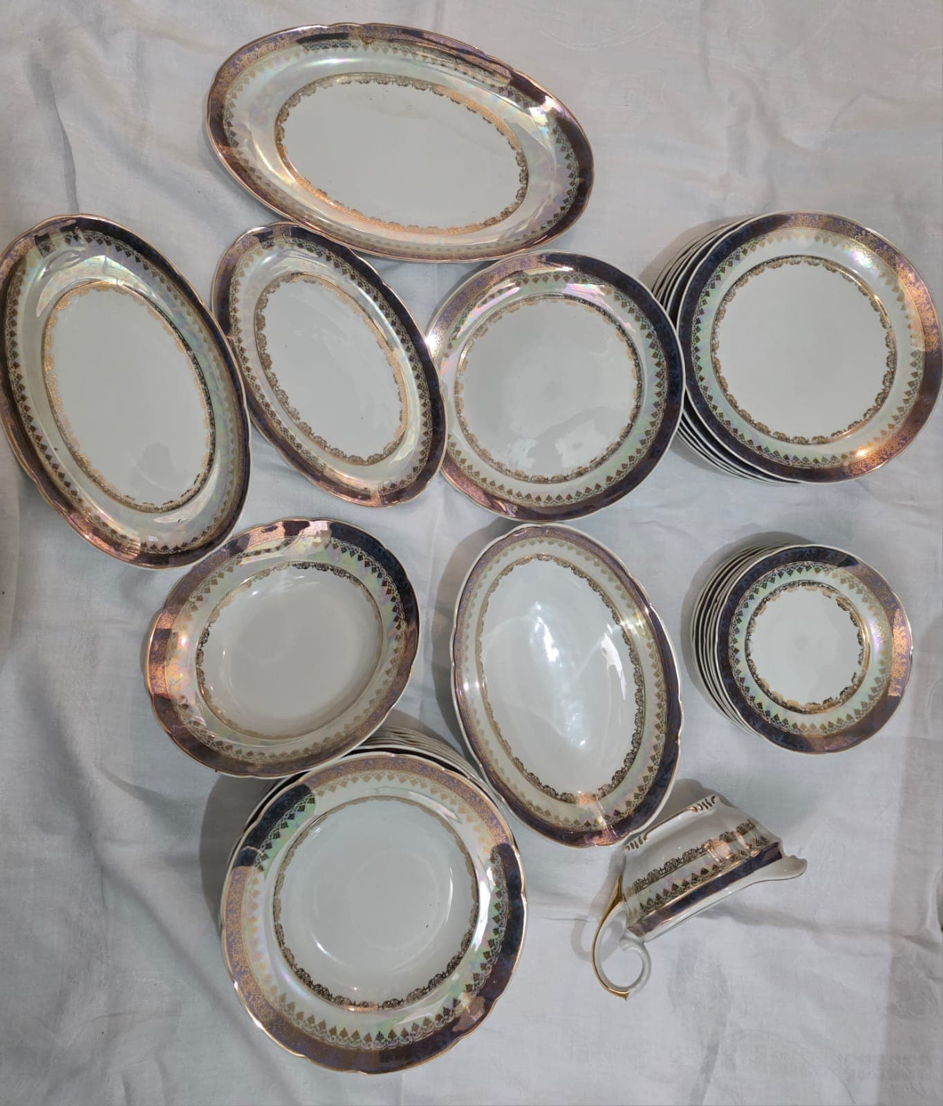 Jogo de Jantar em Porcelana com Filete Dourado