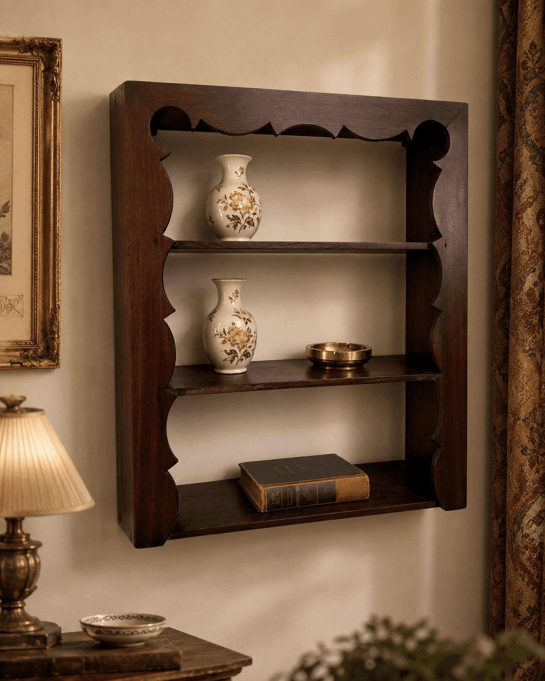 Prateleira de Parede Vintage em Madeira Maciça com Recortes Ornamentais — 50 × 61 cm