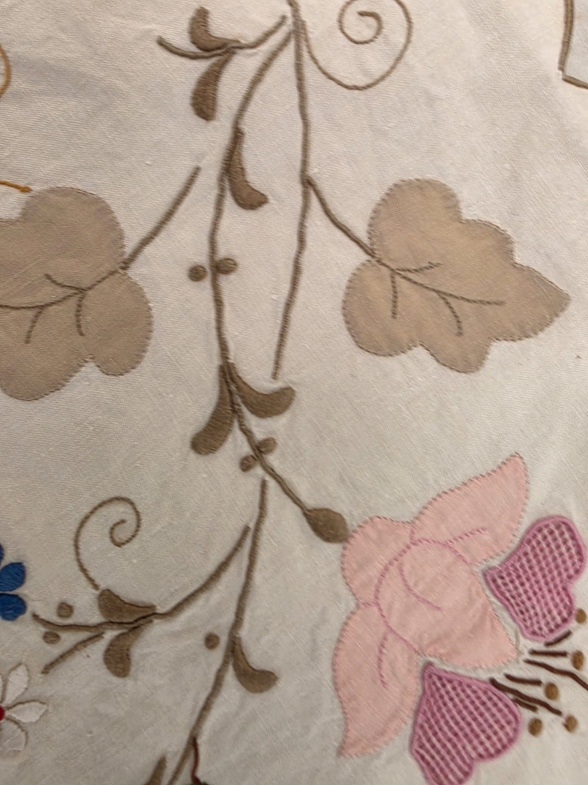 Toalha de Mesa em Linho com Bordado Floral à Mão